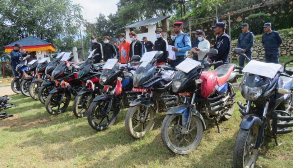 १२ वटा मोटरसाइकलसहित चोरी गिरोहमा संलग्न ६ जना पक्राउ