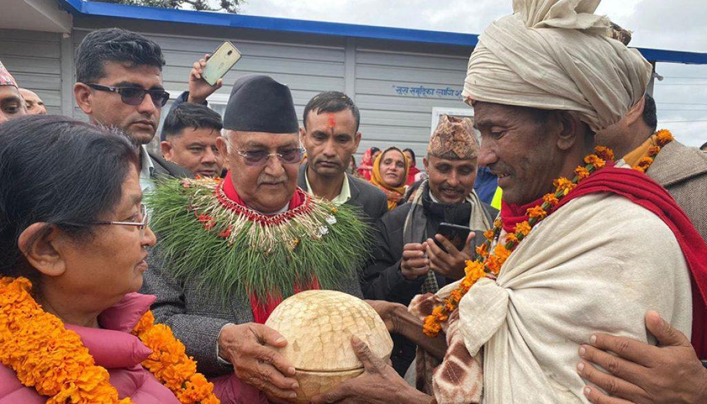 KP-OLi-Raute-give-gift-Koshi
